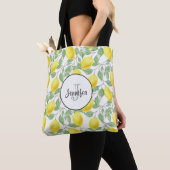 Gele emons met Groene Bladeren Patroonmonogram Tote Bag (Dichtbij)