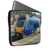 Gele en blauwe trein laptop sleeve (Voorkant Rechts)