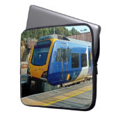 Gele en blauwe trein laptop sleeve (Voorkant Links)