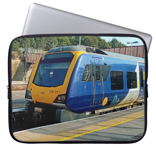Gele en blauwe trein laptop sleeve (Voorkant)