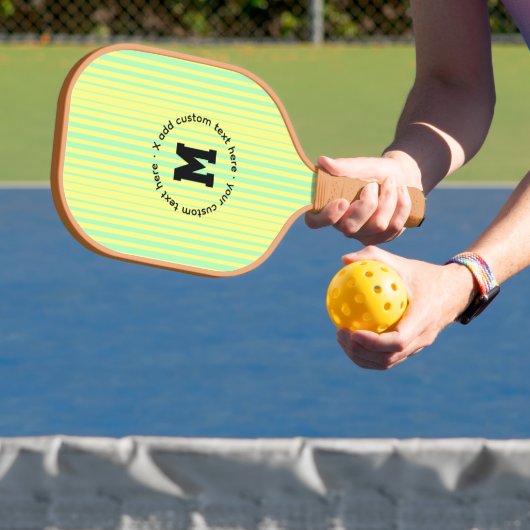 Gele en blauwgroen strepen op maat pickleball paddle (Insitu)