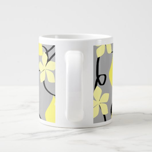 Gele en grijze bloemen. Floral Pattern. Grote Koffiekop (Achterkant)