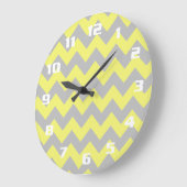 Gele en grijze Chevron Pattern Grote Klok (Hoek)