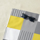 Gele en grijze vierkanten en strepen strandlaken (In situ)