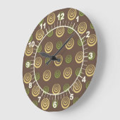 Gele en groene cirkels op bruine wandklok (Hoek)