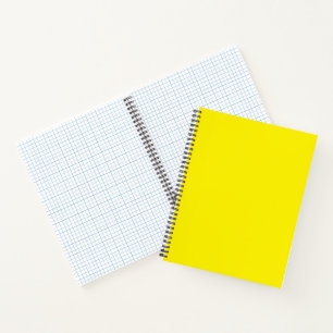 Gele en oranje abstracte vormen overlappen op een notitieboek