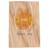 Gele en Oranje bloemige Mandela Medium Cadeauzakje (Voorkant)