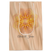 Gele en Oranje bloemige Mandela Medium Cadeauzakje (Achterkant)