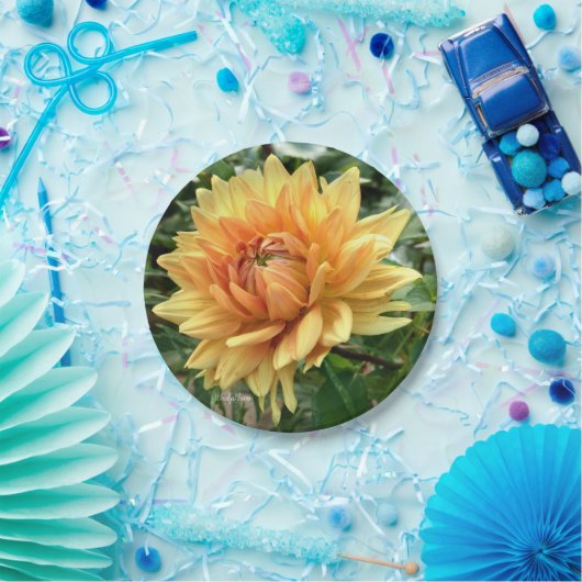 Gele en oranje dahlia op een papieren bord (Feest)