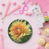 Gele en oranje dahlia op een papieren bord (Feest)