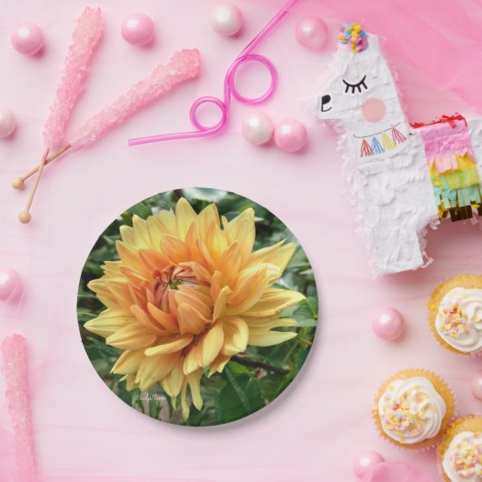 Gele en oranje dahlia op een papieren bord (Feest)