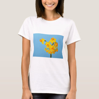 Gele en oranje kleefstoffen op blauwe achtergrond t-shirt