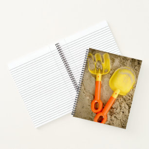 Gele en oranje zand speelgoed notitieboek