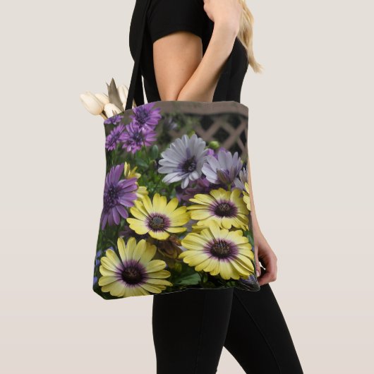 Gele en Paarse Afrikaanse Daisies Tote Bag (Dichtbij)