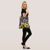 Gele en Paarse Afrikaanse Daisies Tote Bag (Op model)