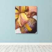 Gele en paarse baardiris bloemstuk canvas afdruk (Insitu (Houten vloer))