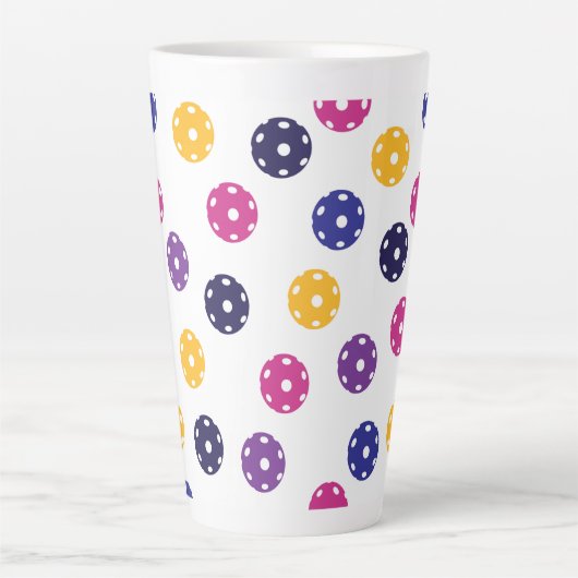 💛 Gele en 💜 paarse pickleballen op wit Latte Mok (Voorkant)