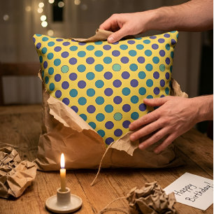 Gele en paarse retro pop-decoratie met polka-stipp kussen