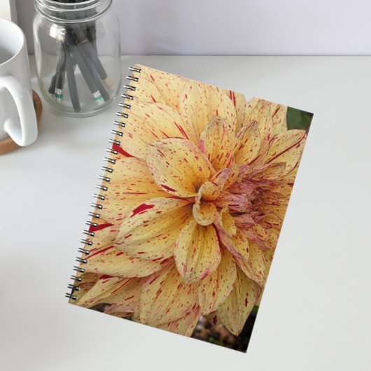 Gele en rode Dahlia bloemen Notitieboek