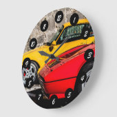 Gele en rode luxeauto's grote klok (Hoek)