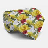Gele en rode rozen stropdas (Opgerold)