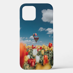 Gele en rode tulp bloemen onder het hete luchtball iPhone 12 hoesje