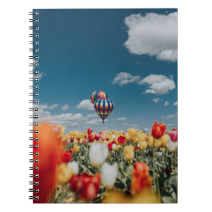 Gele en rode tulpbloemen onder heteluchtballon notitieboek