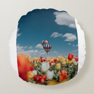 Gele en rode tulpbloemen onder heteluchtballon rond kussen