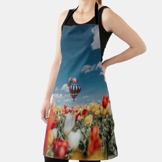 Gele en rode tulpbloemen onder heteluchtballon schort (Insitu)