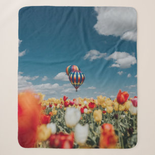 Gele en rode tulpbloemen onder heteluchtballon sherpa deken
