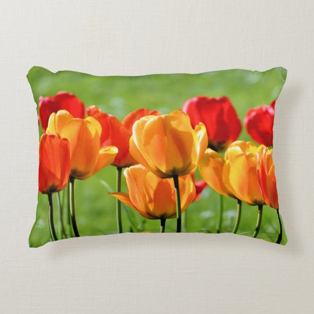 Gele en rode tulpen accent kussen (Voorkant)