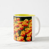 Gele en rode tulpen in de lente tweekleurige koffiemok (Voorkant rechts)