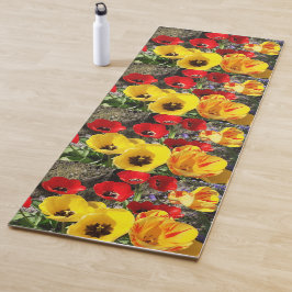 Gele en rode tulpen yogamat