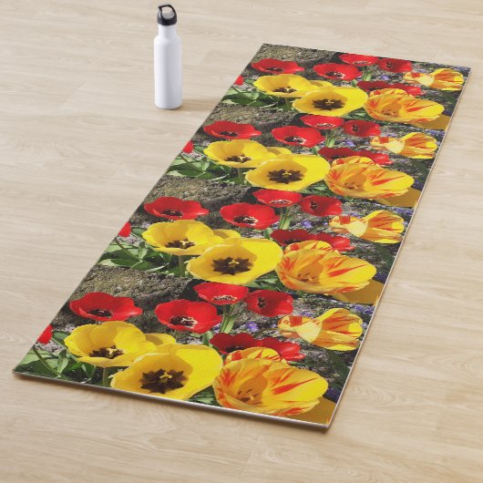 Gele en rode tulpen yogamat (In situ)