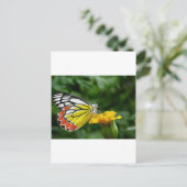 Gele en rode vlinder op de Gele Vloer Briefkaart (Staand voorkant)