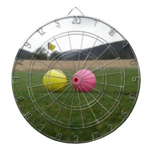 gele en roze golfballen, dartbord