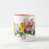 Gele en Roze Tuinbloemen – Elegante Bloemen Tweekleurige Koffiemok (Center)