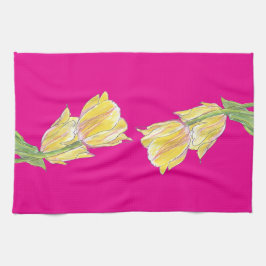 Gele en roze tulpen op een levendig roze keukendoe theedoek