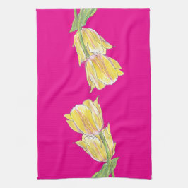 Gele en roze tulpen op een levendig roze keukendoe theedoek