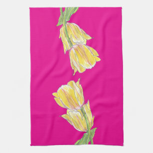Gele en roze tulpen op een levendig roze keukendoe theedoek