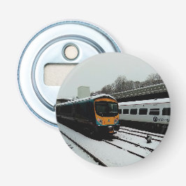 Gele en turquoise trein button flesopener