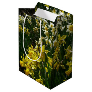 Gele en witte deffodils Spring Flowers Medium Cadeauzakje