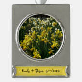 Gele en witte deffodils Spring Flowers Verzilverd Banner Ornament (Voorkant)