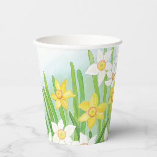 Gele en witte deffodis in de kopjes van voorjaarsp papieren bekers (Voorkant)