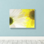 Gele en Witte Madeliefjes Canvas Afdruk (Insitu (Houten vloer))