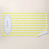 Gele en witte verticale strepen monogram strandlaken (Voorkant)