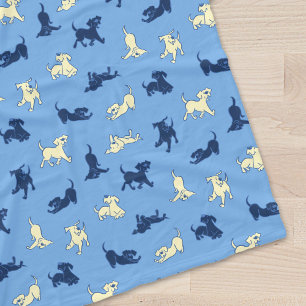 Gele en zwarte Lab-puppy's op blauwe achtergrond Fleece Deken