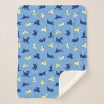 Gele en zwarte Lab-puppy's op blauwe achtergrond 