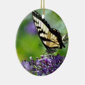 Gele en zwarte vlinder op lavender keramisch ornament (Rechts)