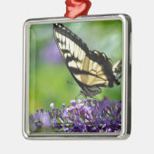 Gele en zwarte vlinder op lavender metalen ornament (Links)